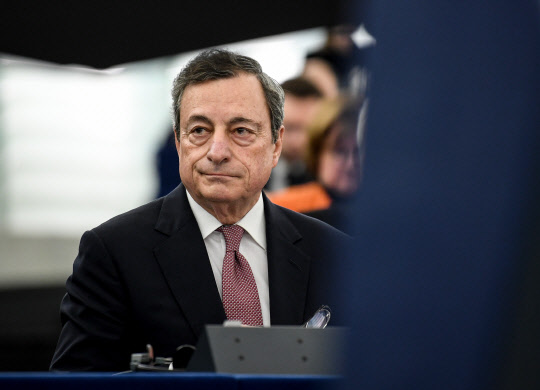 epa07286217 European Central Bank (ECB) President Mario Draghi waits to deliver his speech at the European Parliament in Strasbourg, France, 15 January 2019, during the 20 years commemoration of the Euro. EPA/PATRICK SEEGER